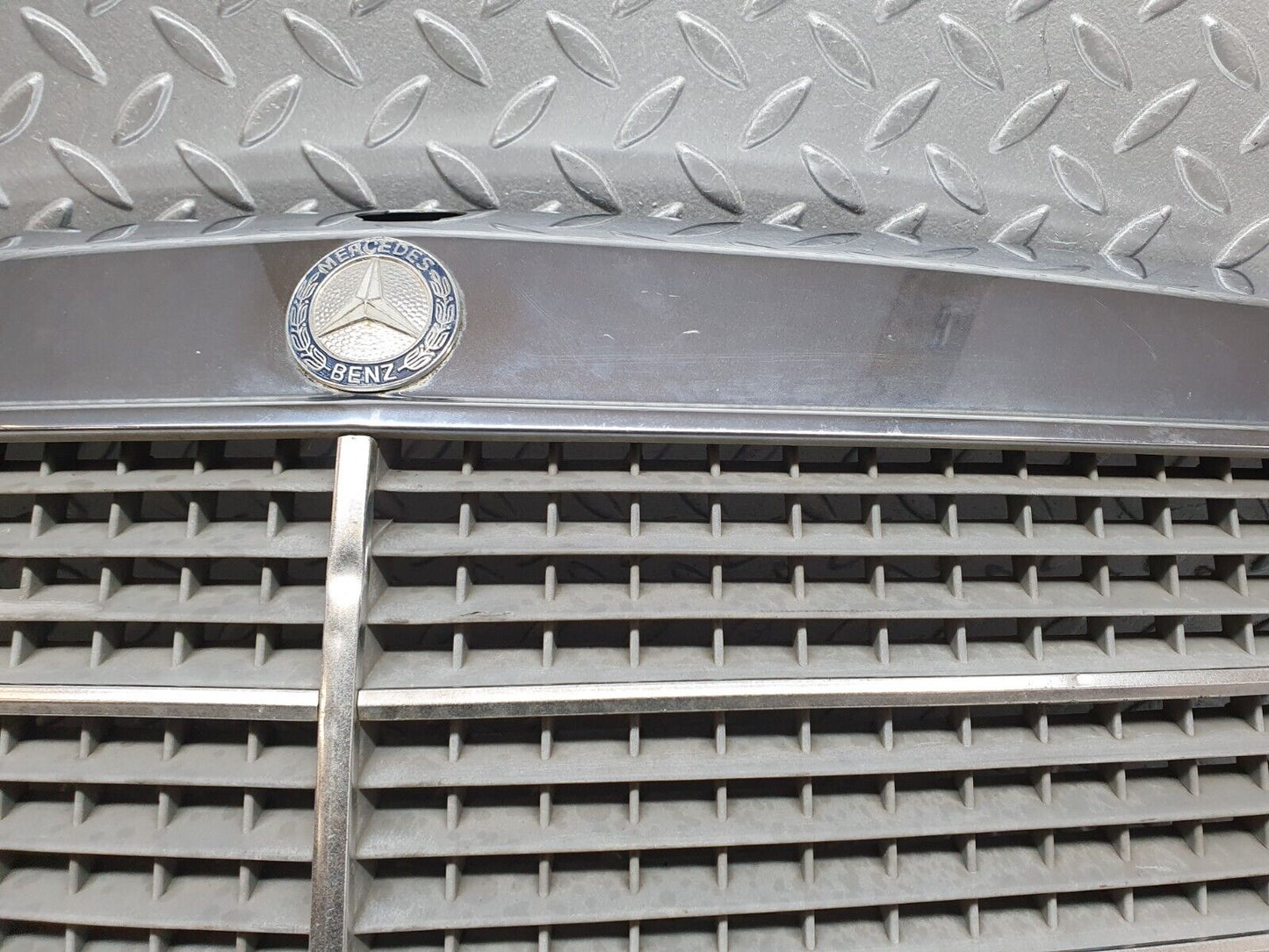 41221 Mercedes-Benz W126 300SE Bonnet Grill Chrome 1268880423