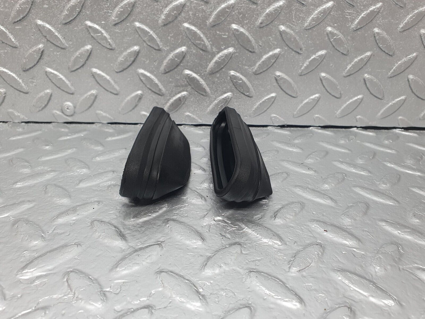 43532 Mercedes-Benz C126 380SEC Coupe Dashboard Centre Air Vent Rubber 2x 1269970181