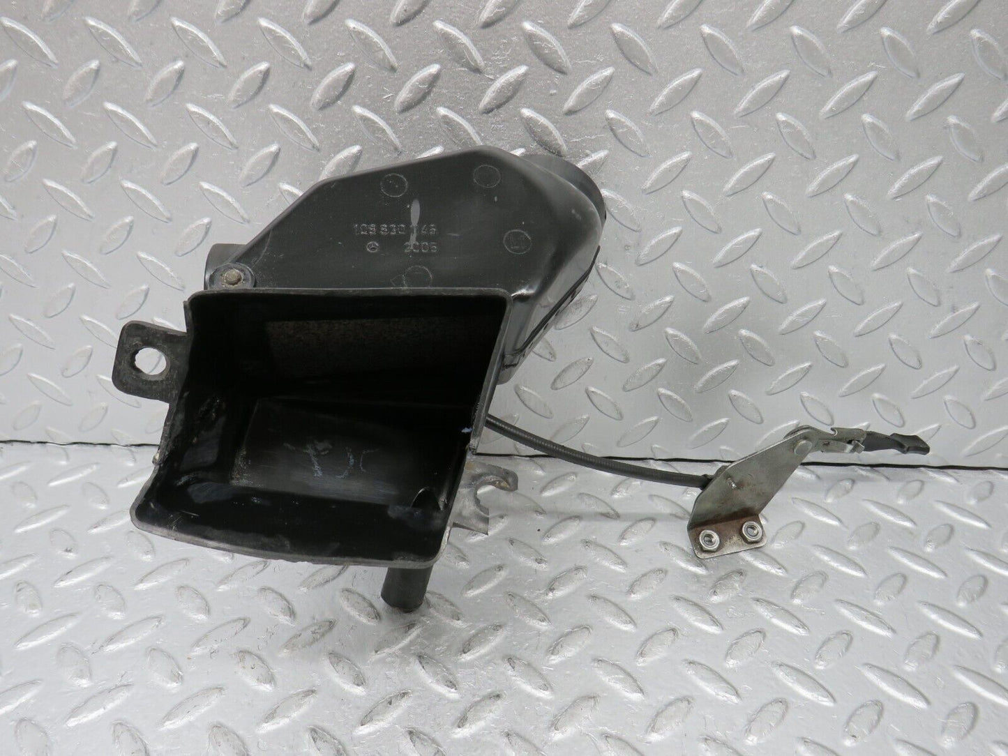 35913 Mercedes-Benz W108 Air Vent Control Left Side 1088301145