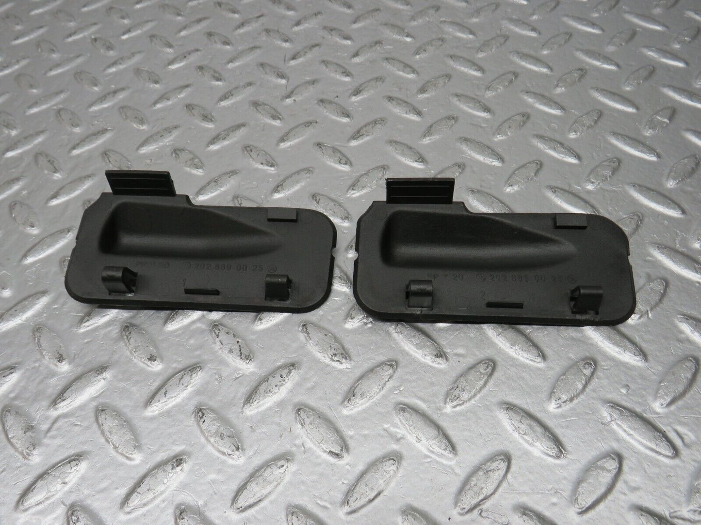 33457 Mercedes-Benz W202 C180 Windscreen Washer Nozzle Cover Trim 2028890025