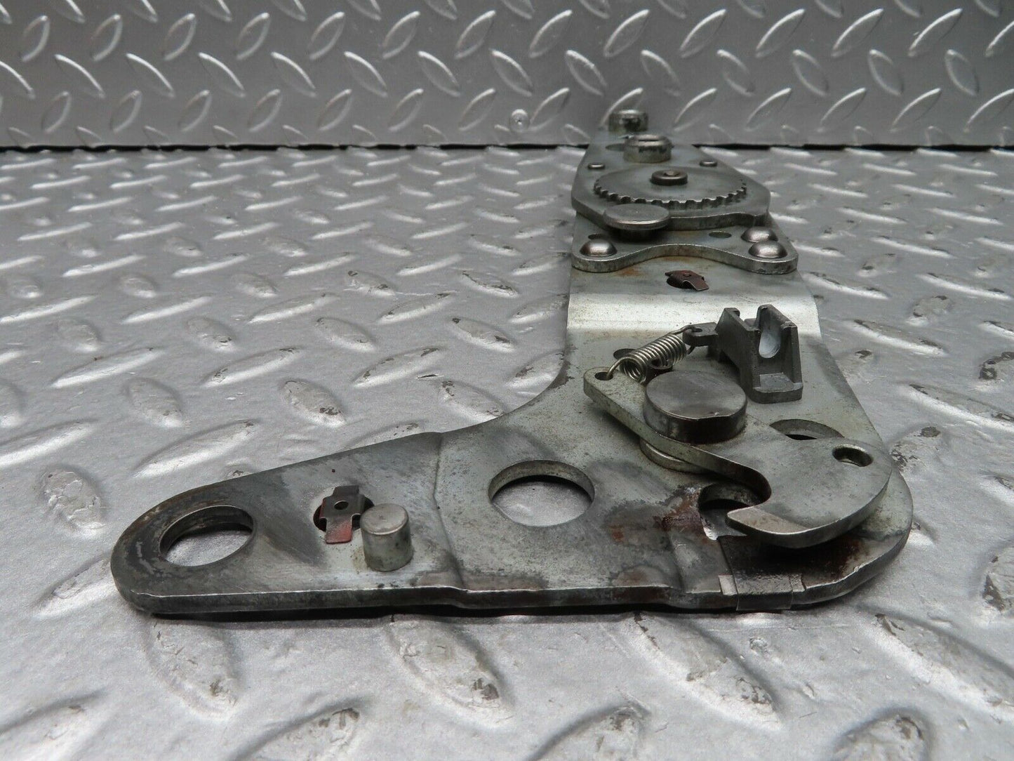 20552 Mercedes-Benz R107 450SL Front Right Seat Hinge 0009108086