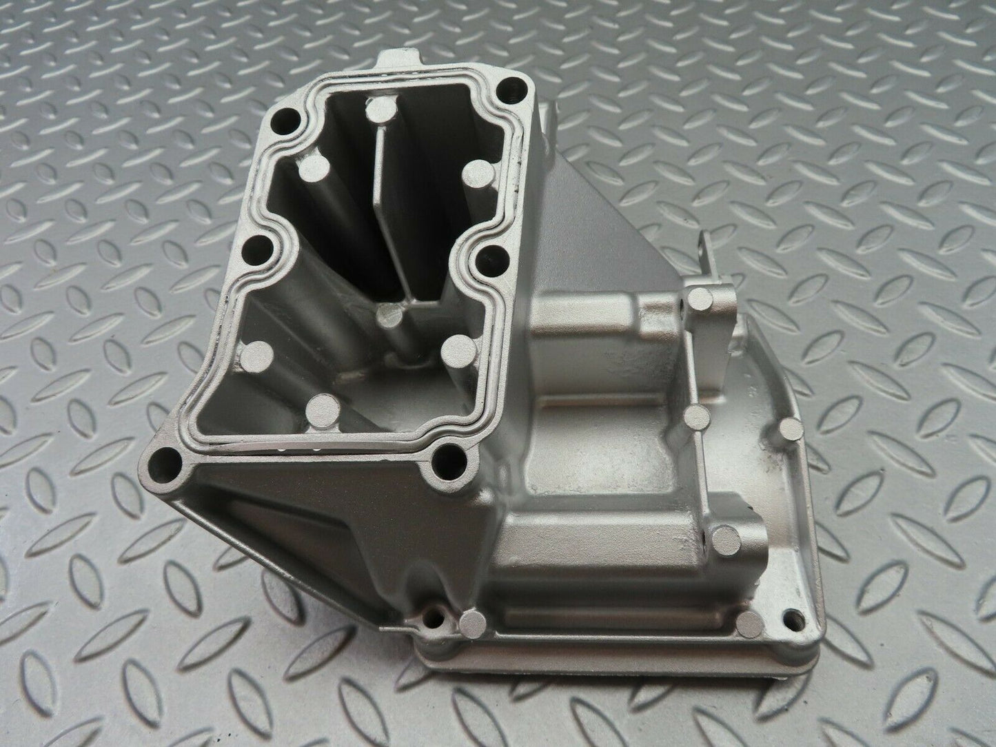6807 Mercedes-Benz S124 E220 Wagon Power Steering Pump Bracket 1111310535