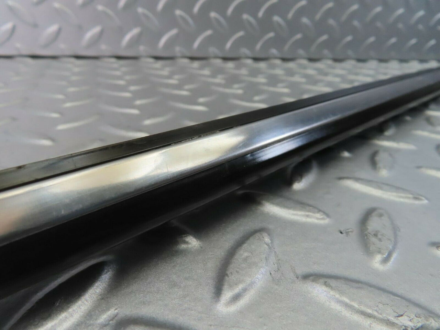 10259 Mercedes-Benz W123 Front Right Door Centre Moulding Trim