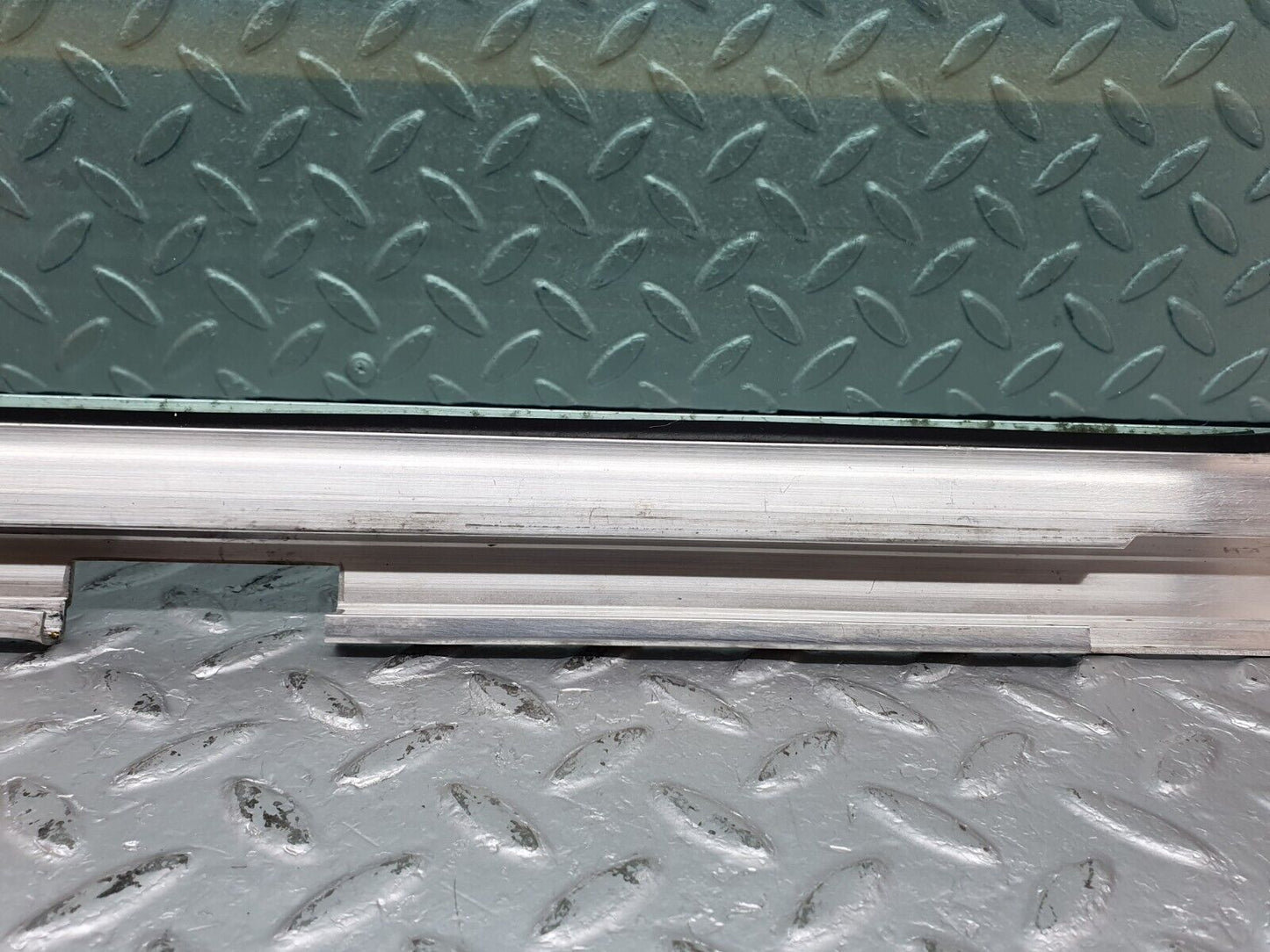 41131 Mercedes-Benz W126 300SE Front Right Door Window Glass