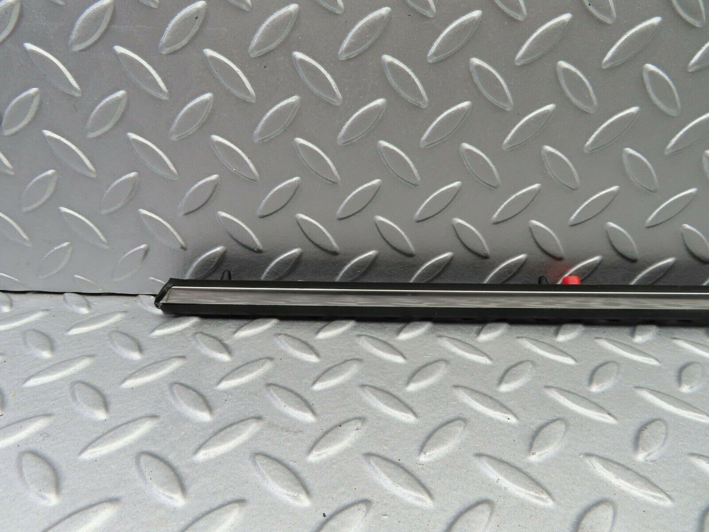 5882 Mercedes-Benz W123 200 Centre Door Chrome Trim Front Right