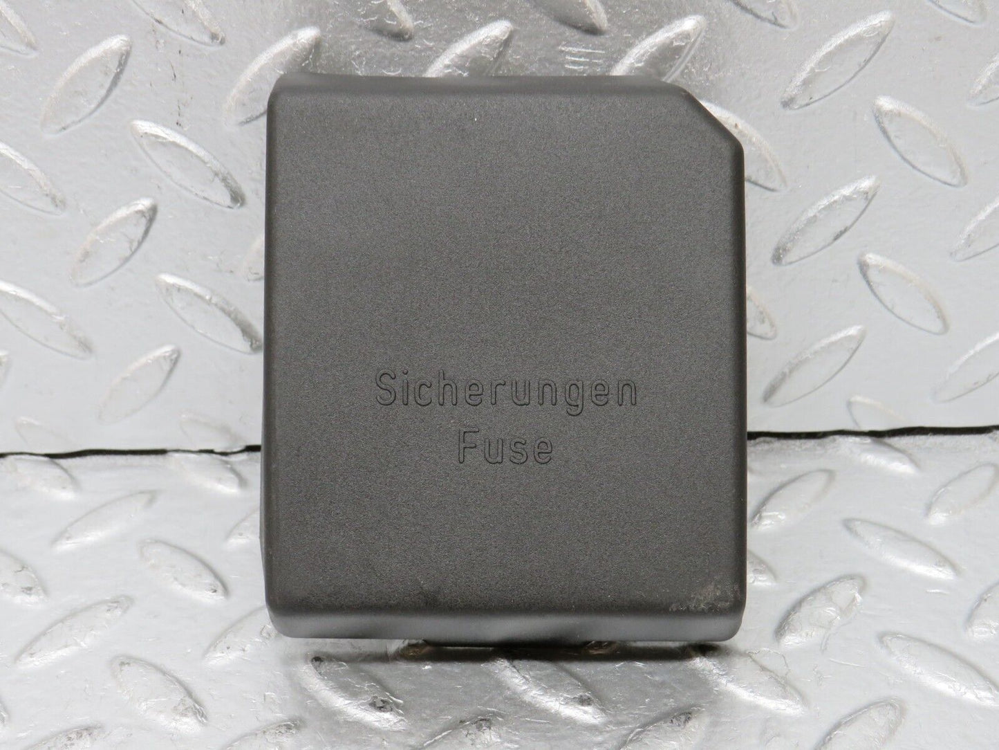33334 Mercedes-Benz W202 C180 Fuse Box Cover Lid 2025450803 2025451700