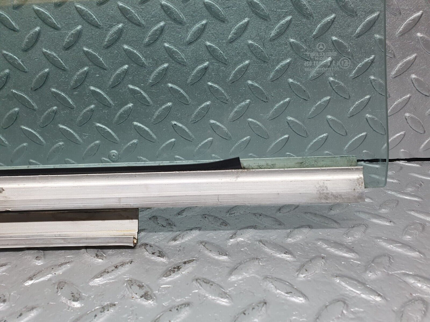 41123 Mercedes-Benz W126 300SE Rear Left Door Window Glass