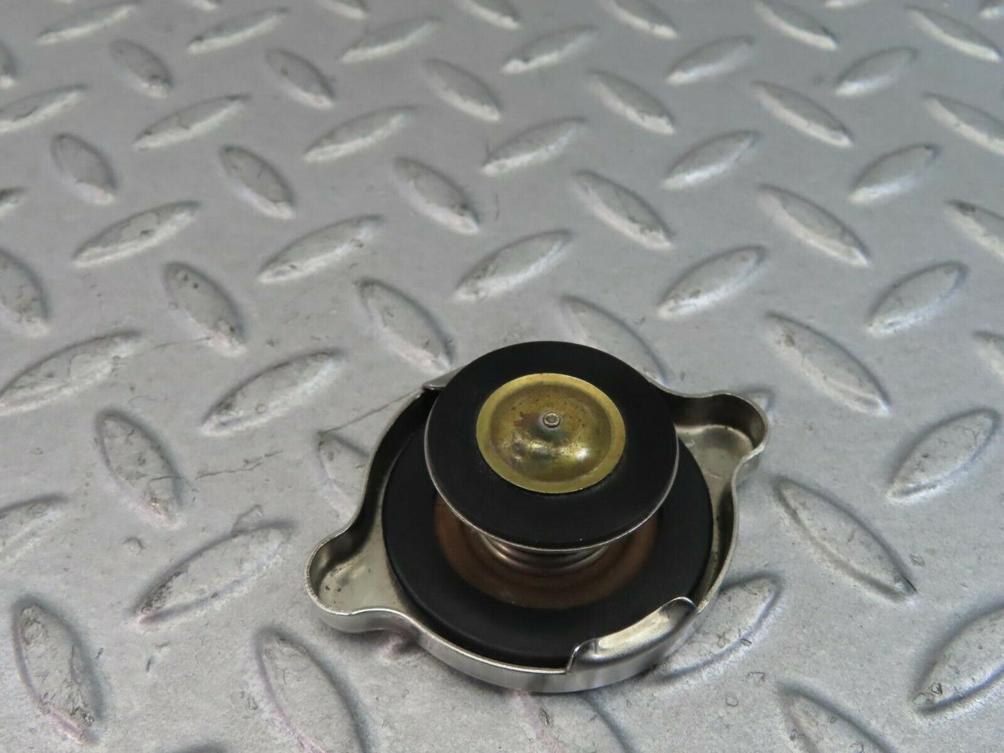8785 Mercedes-Benz W123 Radiator Cap 1235010215