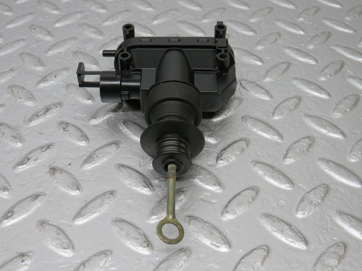 33647 Mercedes-Benz W201 190E 2.0L Door Lock Vacuum Actuator Front Left