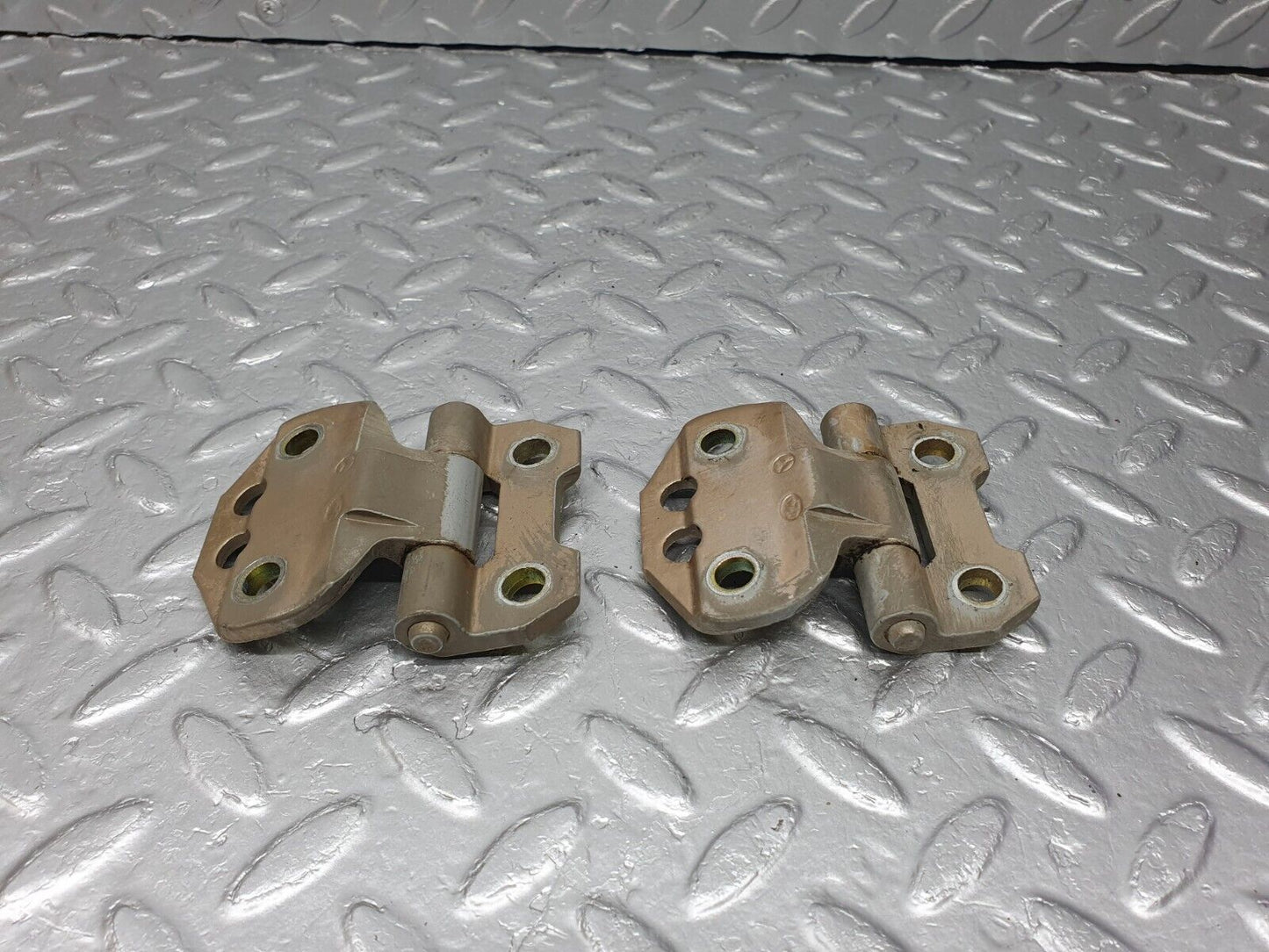 41530 Mercedes-Benz W124 200E Door Hinge Right Side