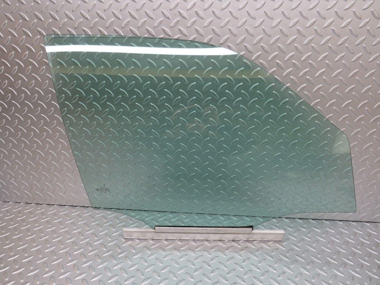 33261 Mercedes-Benz W202 C180 Front Right Door Window Glass