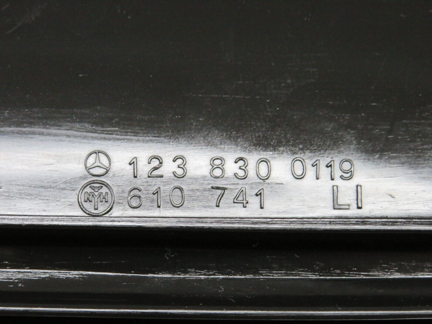 28594 Mercedes-Benz W123 230E Air Duct Vent Left And Right