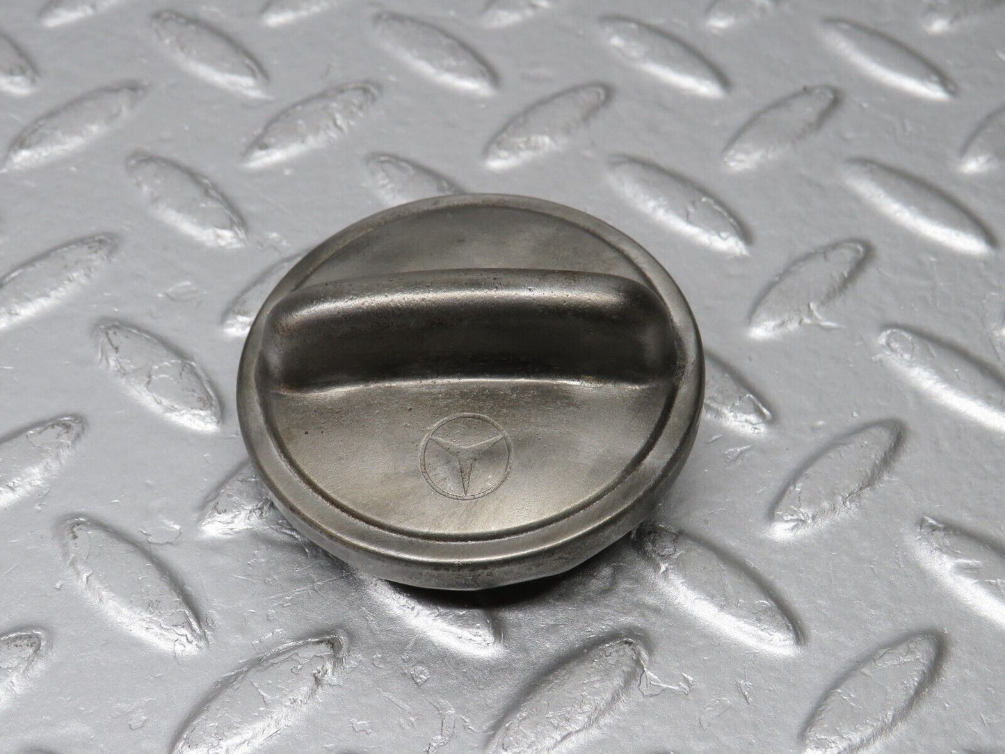 38592 Mercedes-Benz W108 Oil Filler Cap