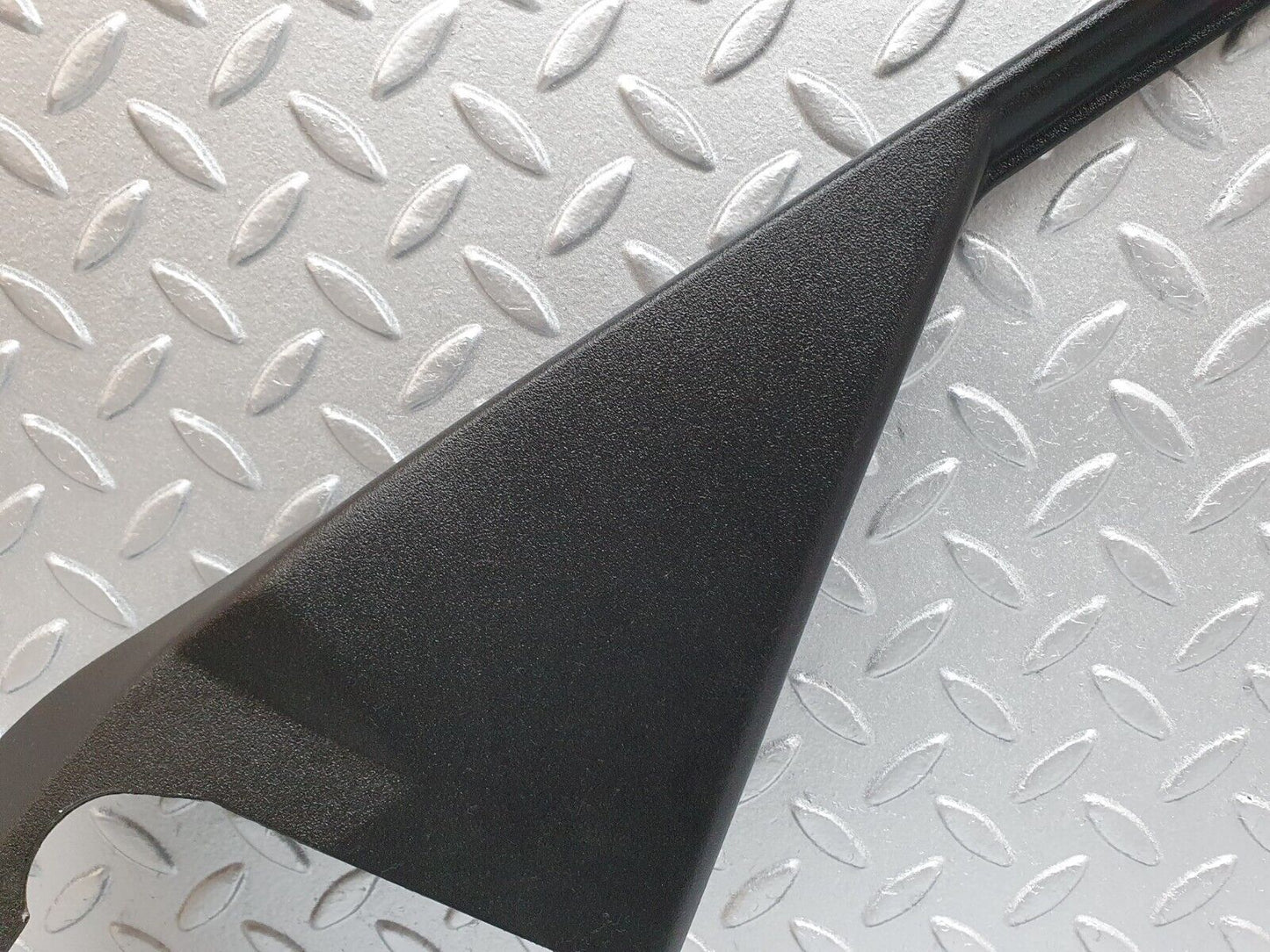 42085 Mercedes-Benz W202 C200 Front Right Door Window Frame Cover 2027250271