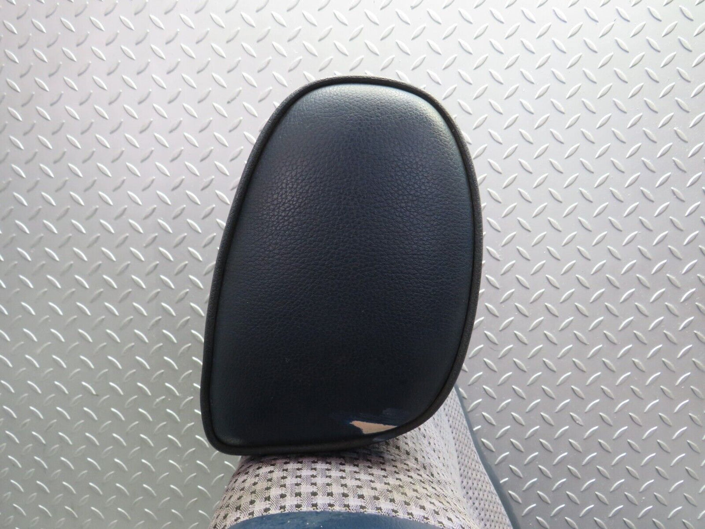 31135 Mercedes-Benz W123 200D Front Right Driver Seat Blue