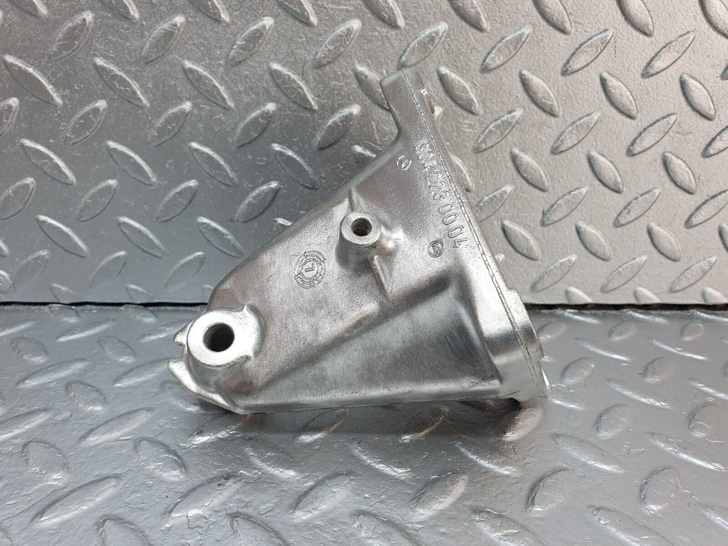 41888 Mercedes-Benz W202 C200 Engine Mount Bracket Right Side 6042230004