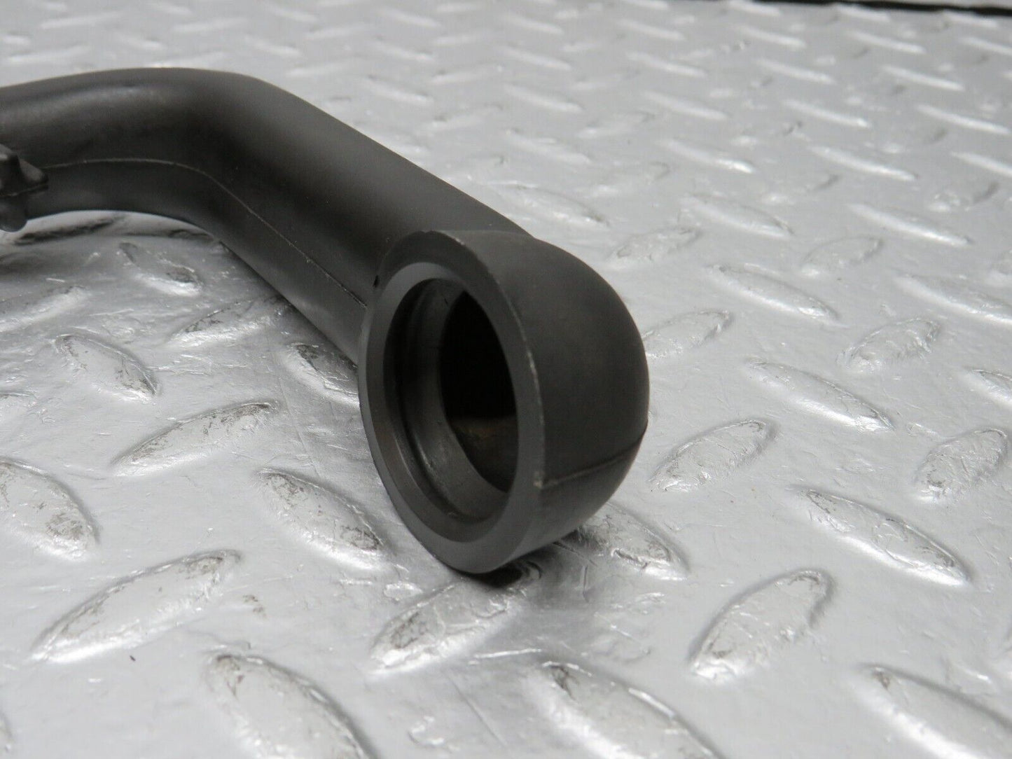 38886 Mercedes-Benz W201 190E 2.6L Crankcase Breather Pipe 1030941982