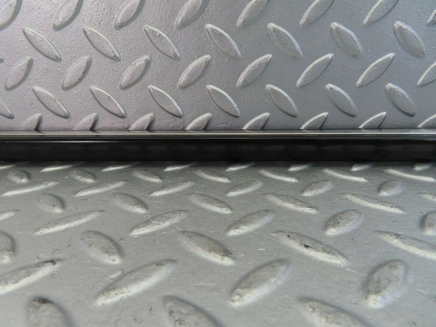 10239 Mercedes-Benz W123 Front Left Door Centre Moulding Trim