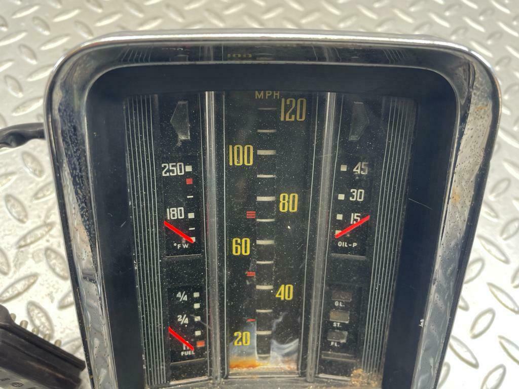10652 Mercedes-Benz W111 Instrument Cluster