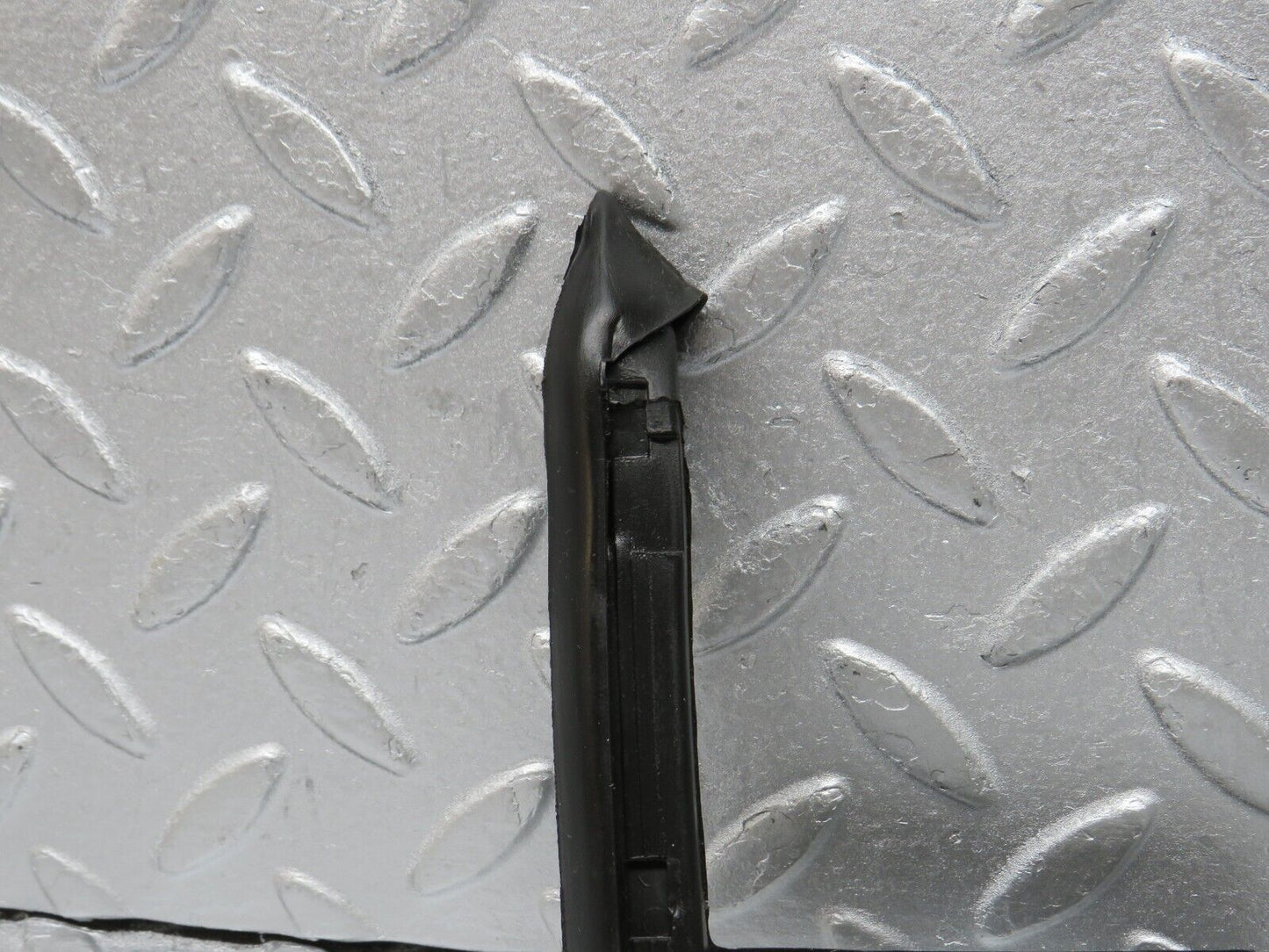 39172 Mercedes-Benz R107 500SL Front Left Rubber Window Guide 1077250125
