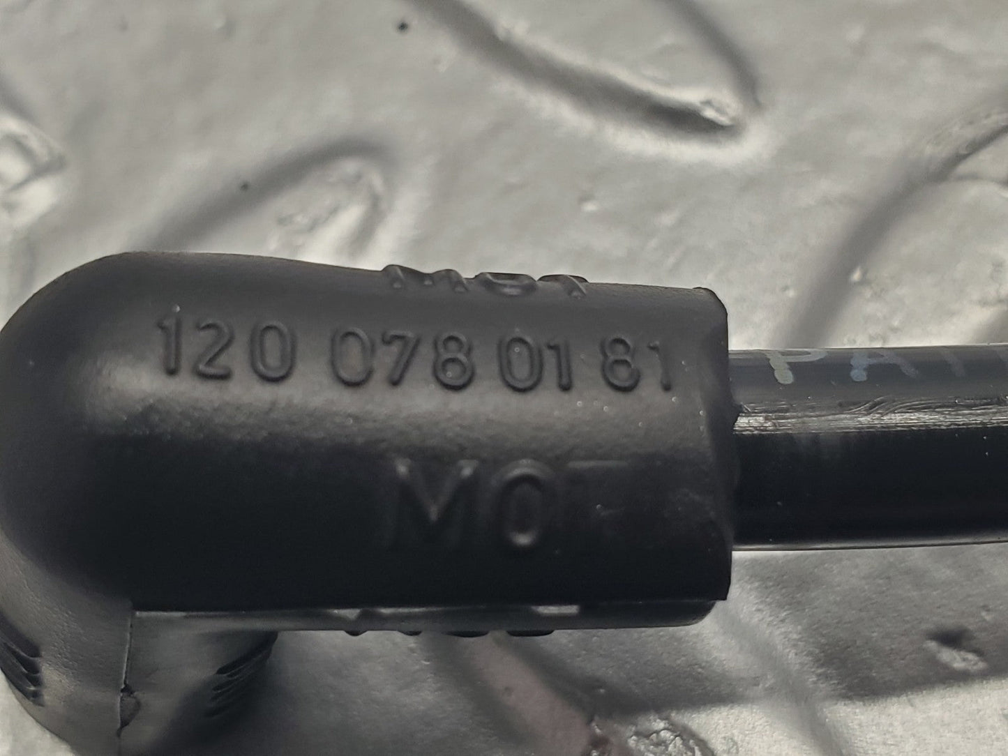 W124 Wagon throttle body valve vacuum hose pipe used OEM