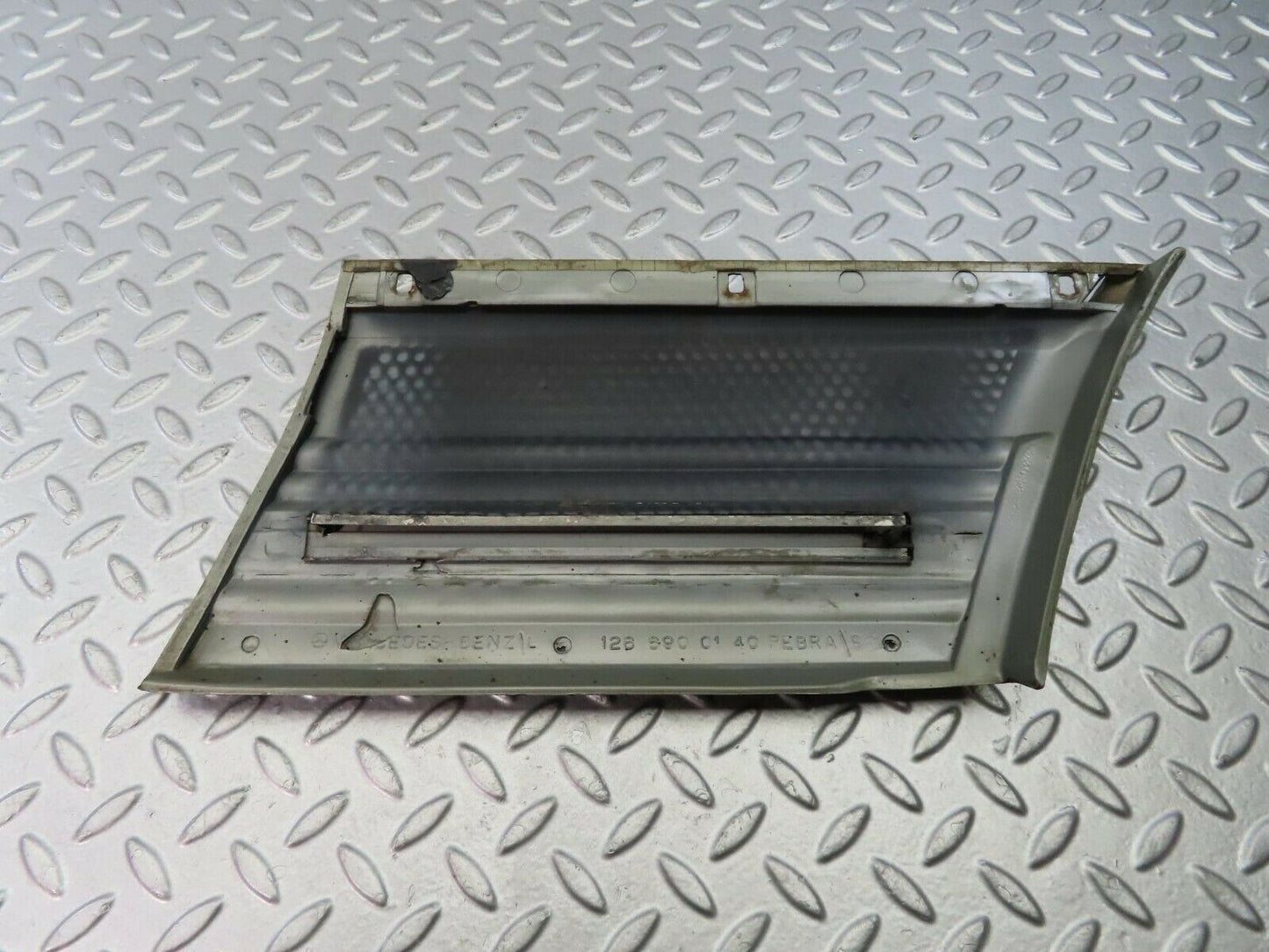 9073 Mercedes-Benz W126 Front Left Fender Wing Moulding Trim 1266902140
