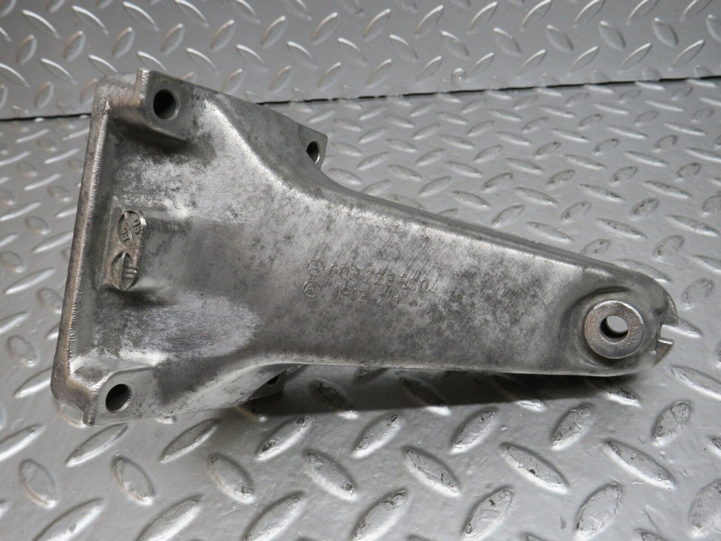 24832 Mercedes-Benz W140 S320 Engine Mount Bracket Left Side 6032235204