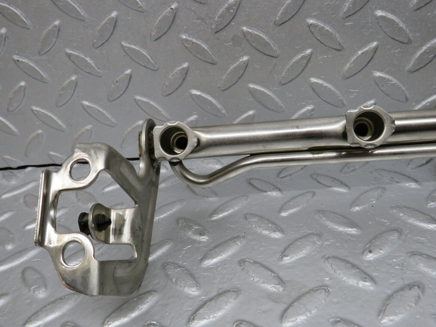 39441 Mercedes-Benz R129 320SL Coupe Fuel Injector Rail With Fuel Pressure Regulator 1040701395