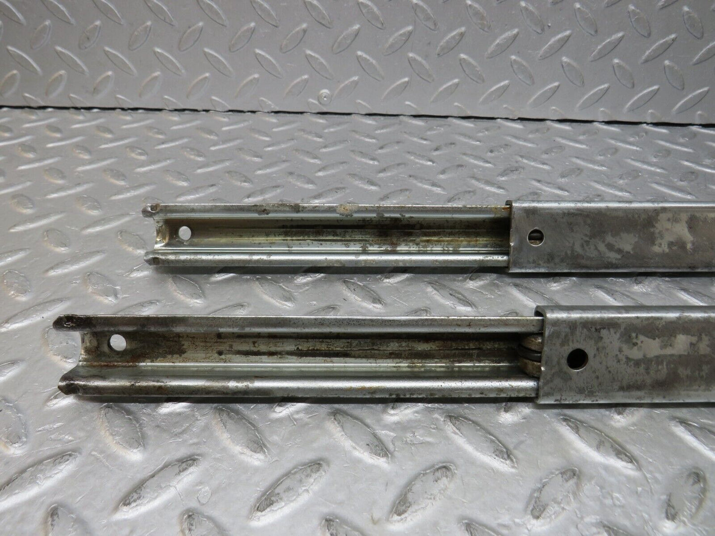 37082 Mercedes-Benz C126 420SEC Coupe Front Right Seat Rail Pair