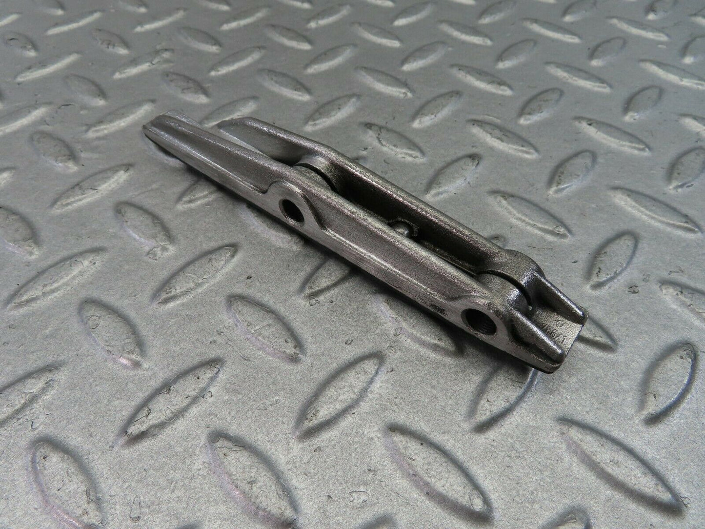 8052 Mercedes-Benz W115 220D Timing Chain Guide Rail