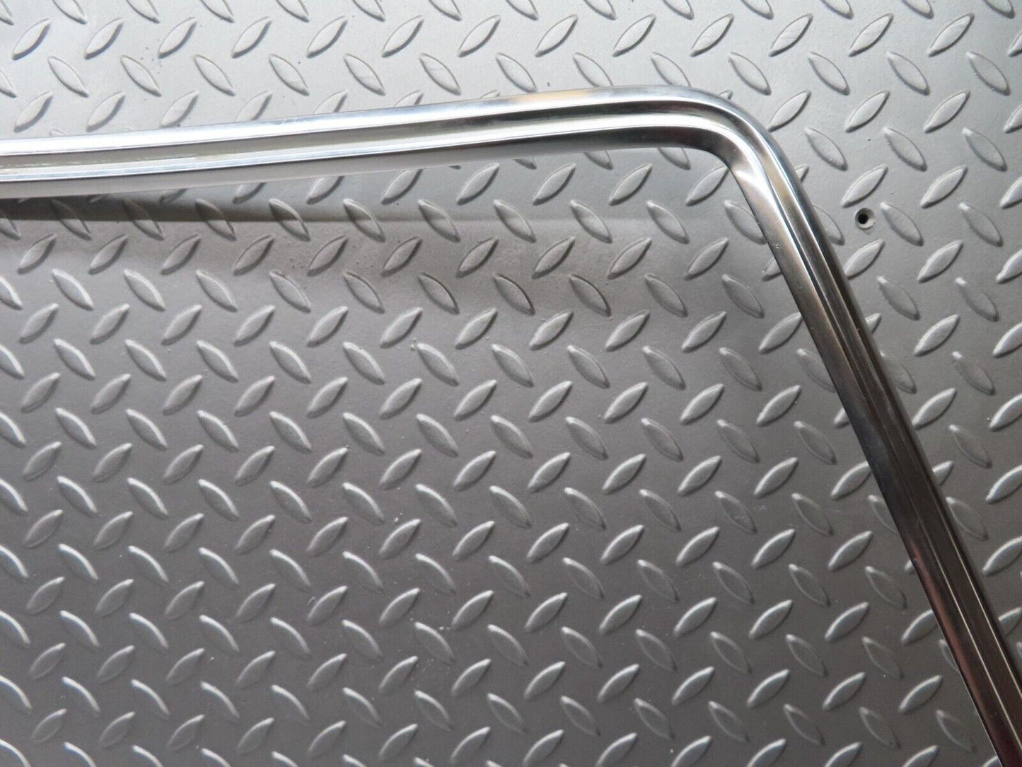14092 Mercedes-Benz C107 280SLC Rear Windscreen Chrome Frame