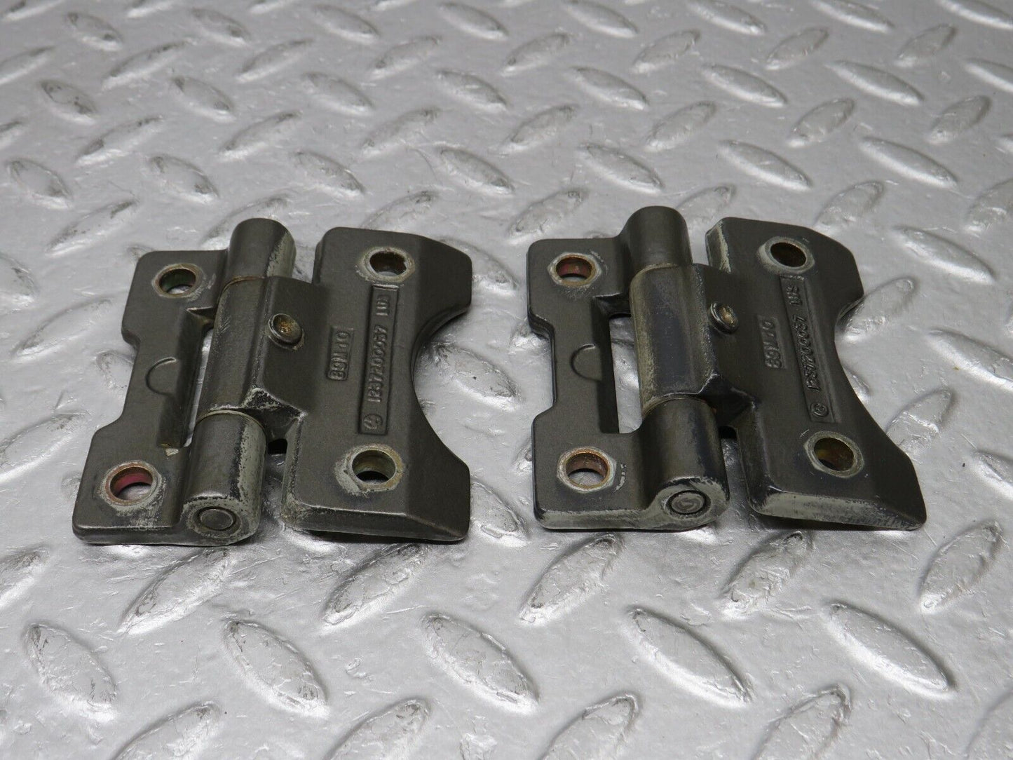 36072 Mercedes-Benz W126 420SE Door Hinge 1237200037