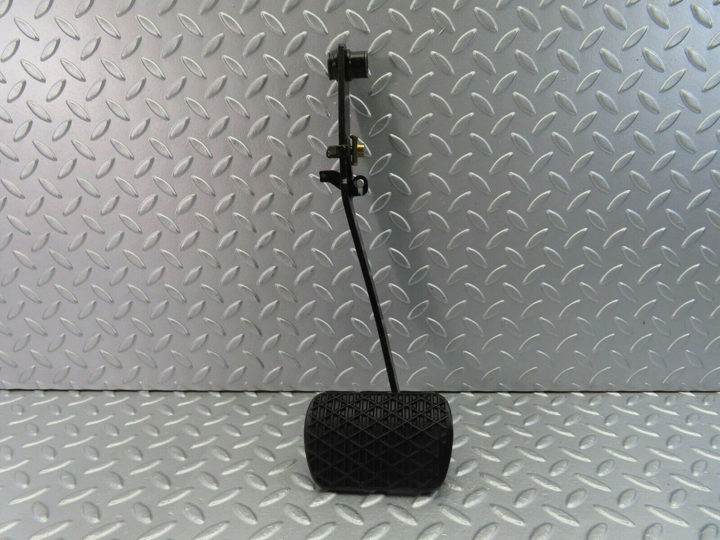 10495 Mercedes-Benz W201 190E Brake Pedal 1232910082