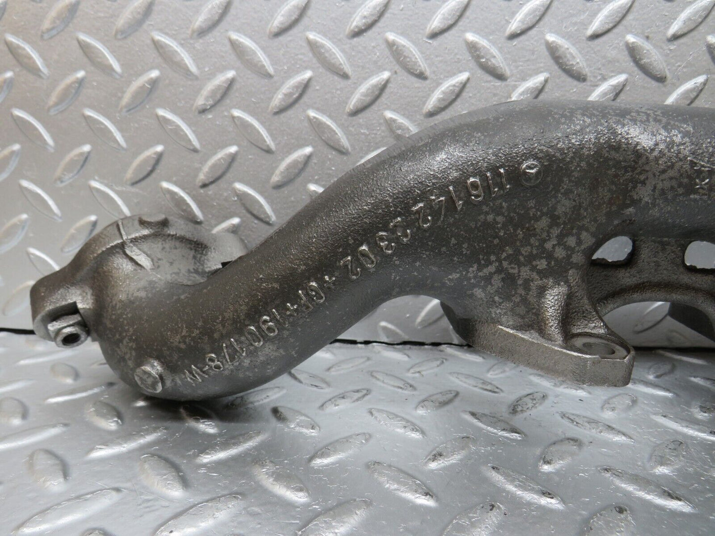 33119 Mercedes-Benz W126 380 V8 Exhaust Manifold Left 1161422302 1161422902