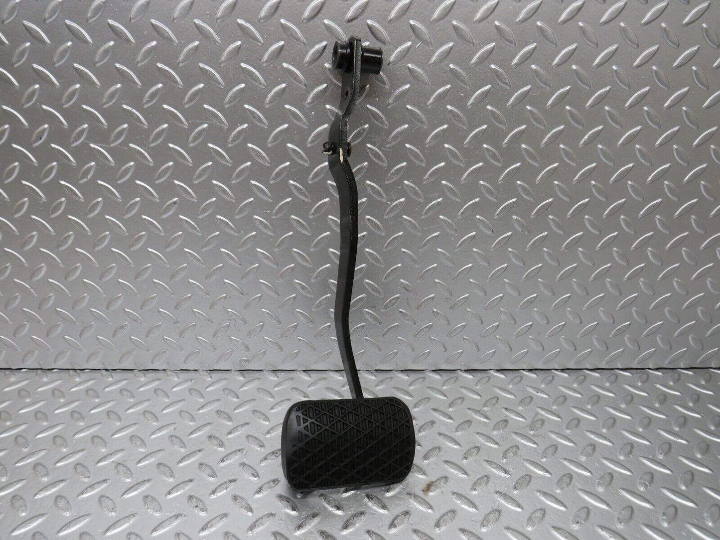 27187 Mercedes-Benz W123 280E Brake Pedal 1232910082