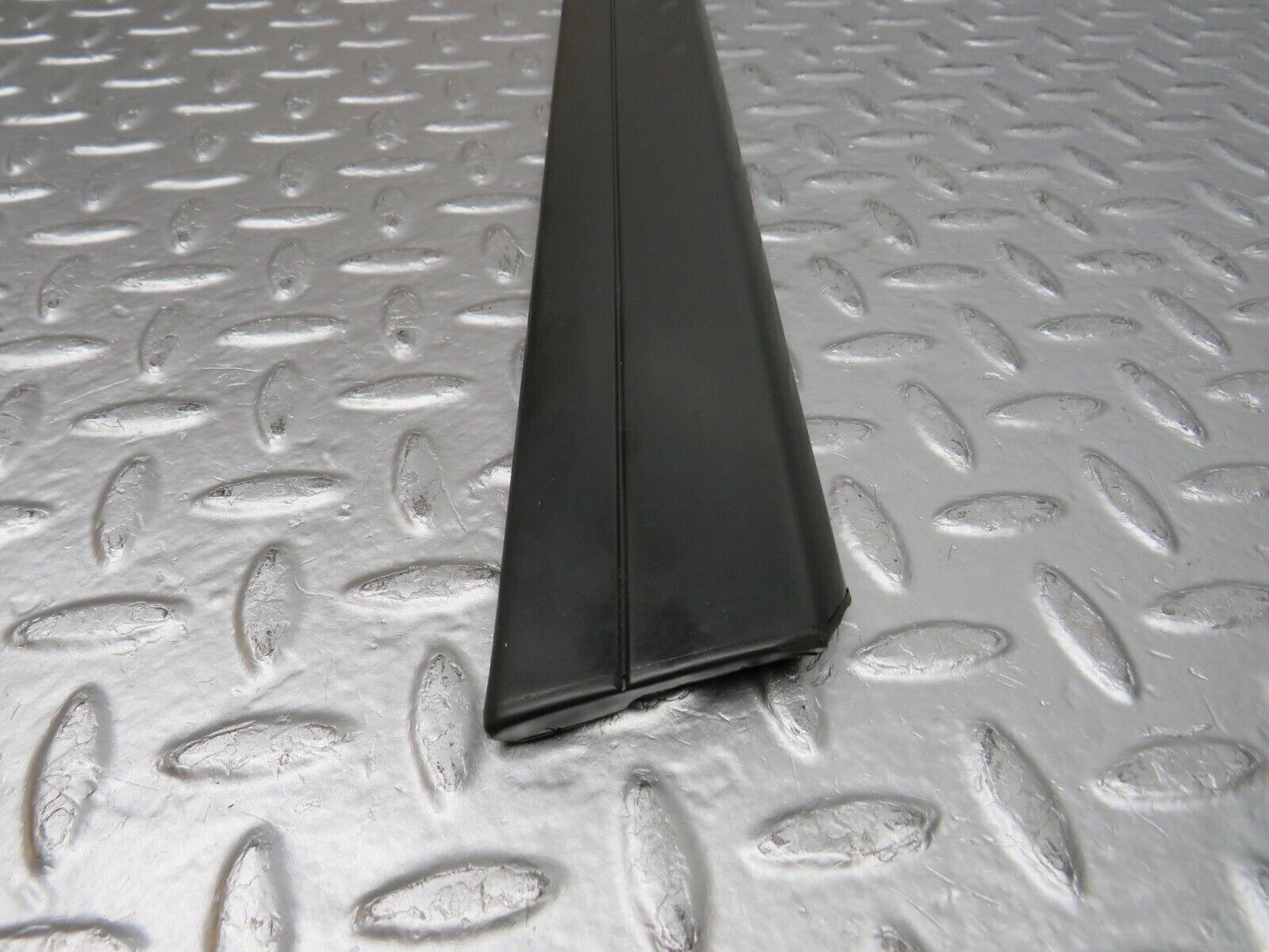 32305 Mercedes-Benz S124 300TE Wagon Rear Right Door Centre Moulding Trim