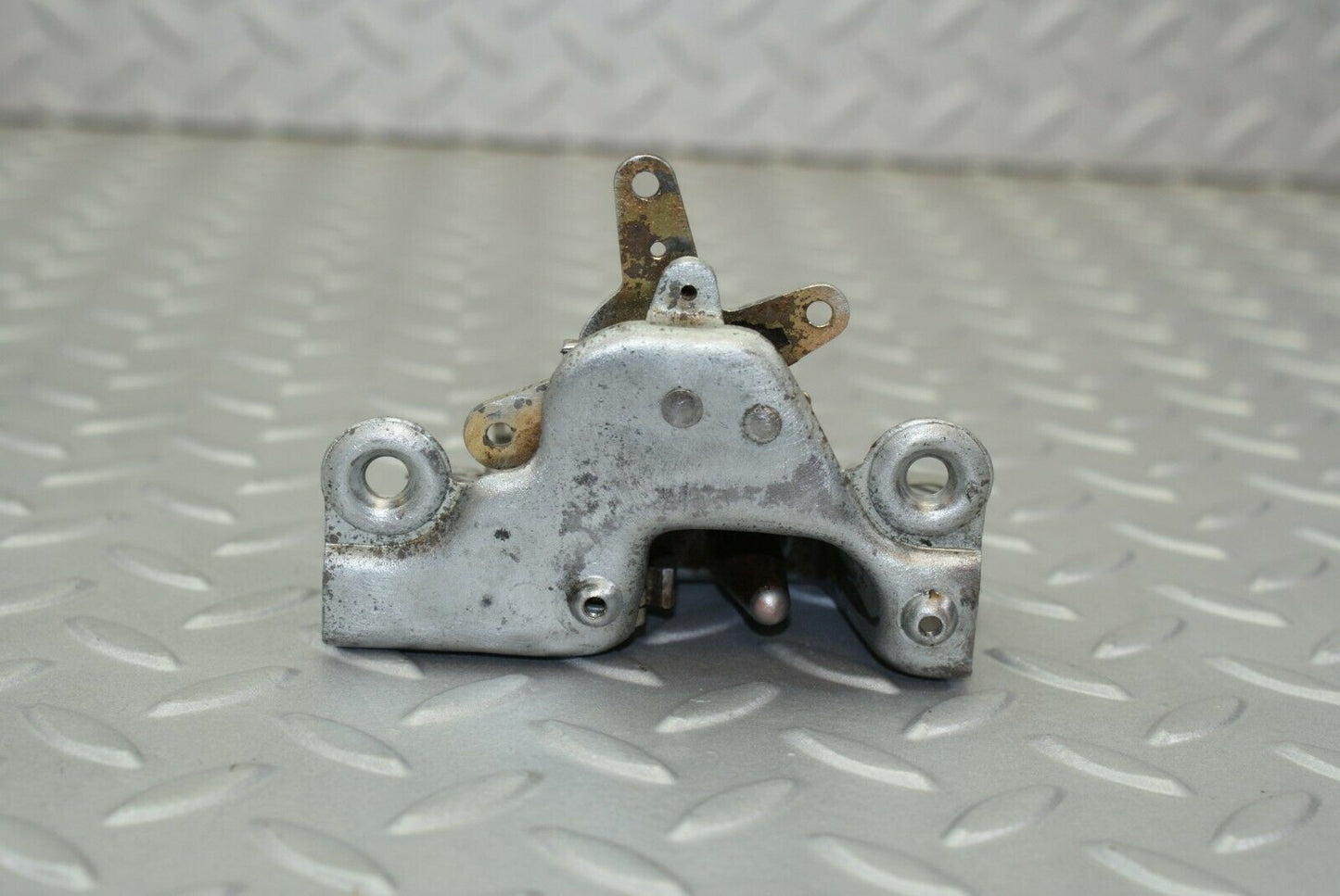 3122 Mercedes-Benz W115 220D Front Right Door Lock Mechanism