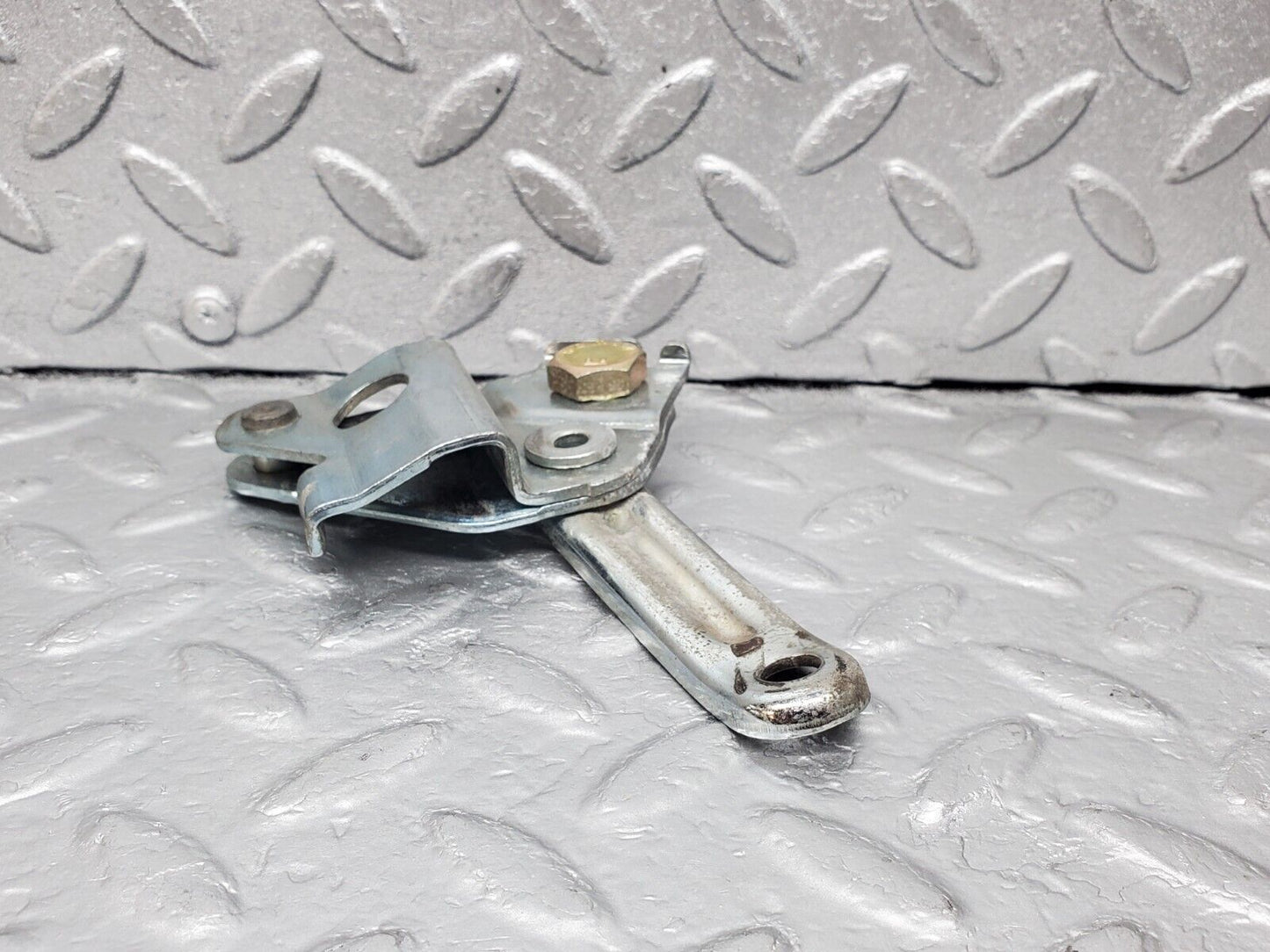 45882 Mercedes-Benz W126 420SE Front Left Seat Belt Bracket