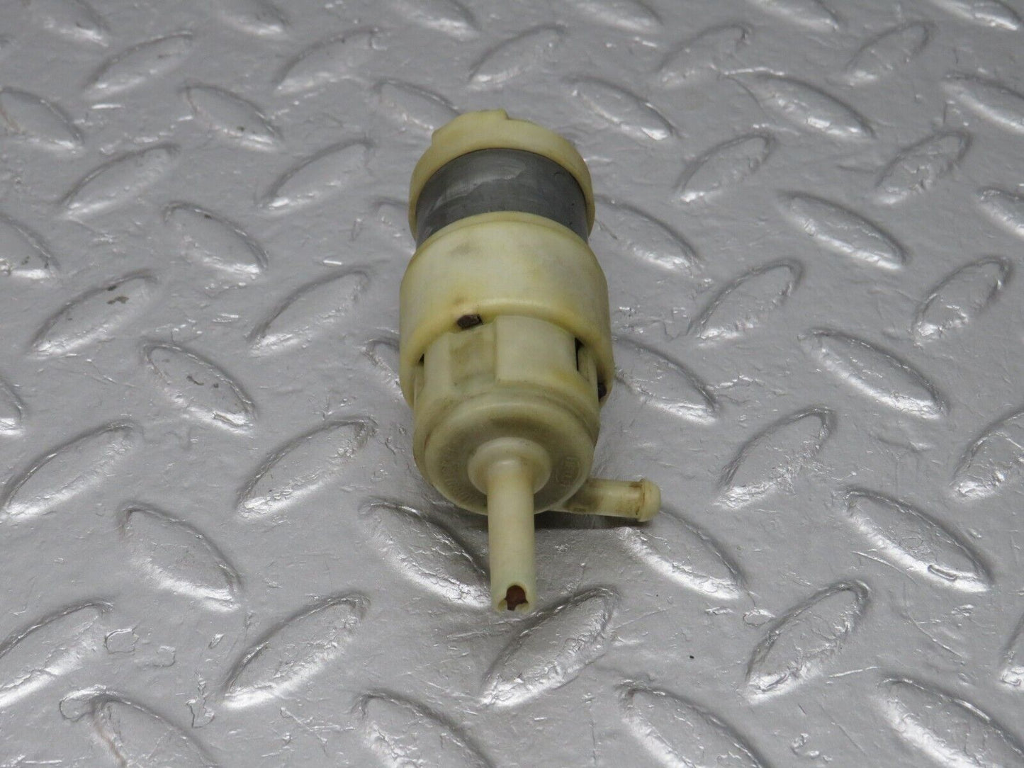 40688 Mercedes-Benz W123 300D Windscreen Washer Pump Hella