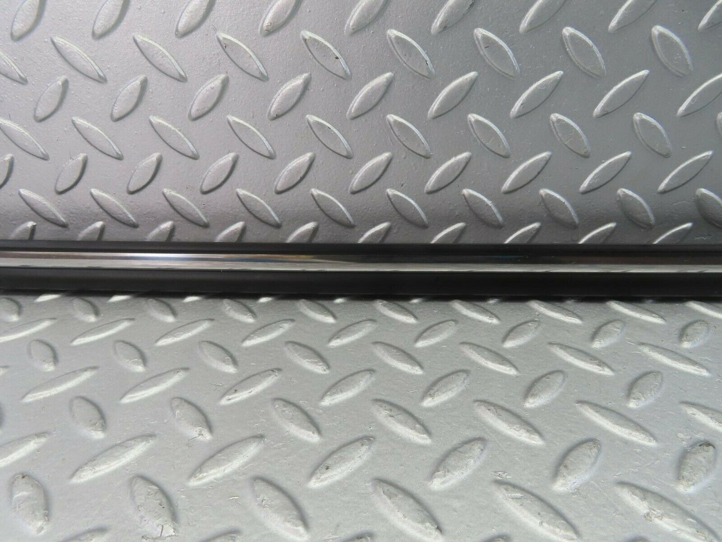 10290 Mercedes-Benz W116 Front Left Door Centre Moulding Trim