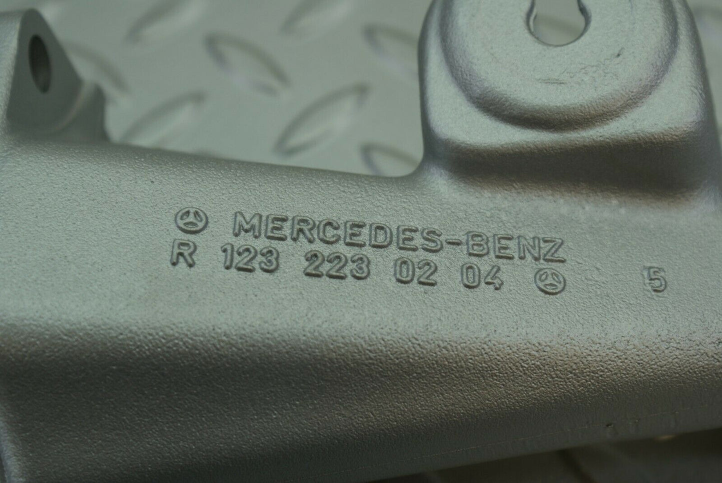 2864 Mercedes-Benz C123 280CE Coupe Engine Mount Bracket Left Side 1232230204