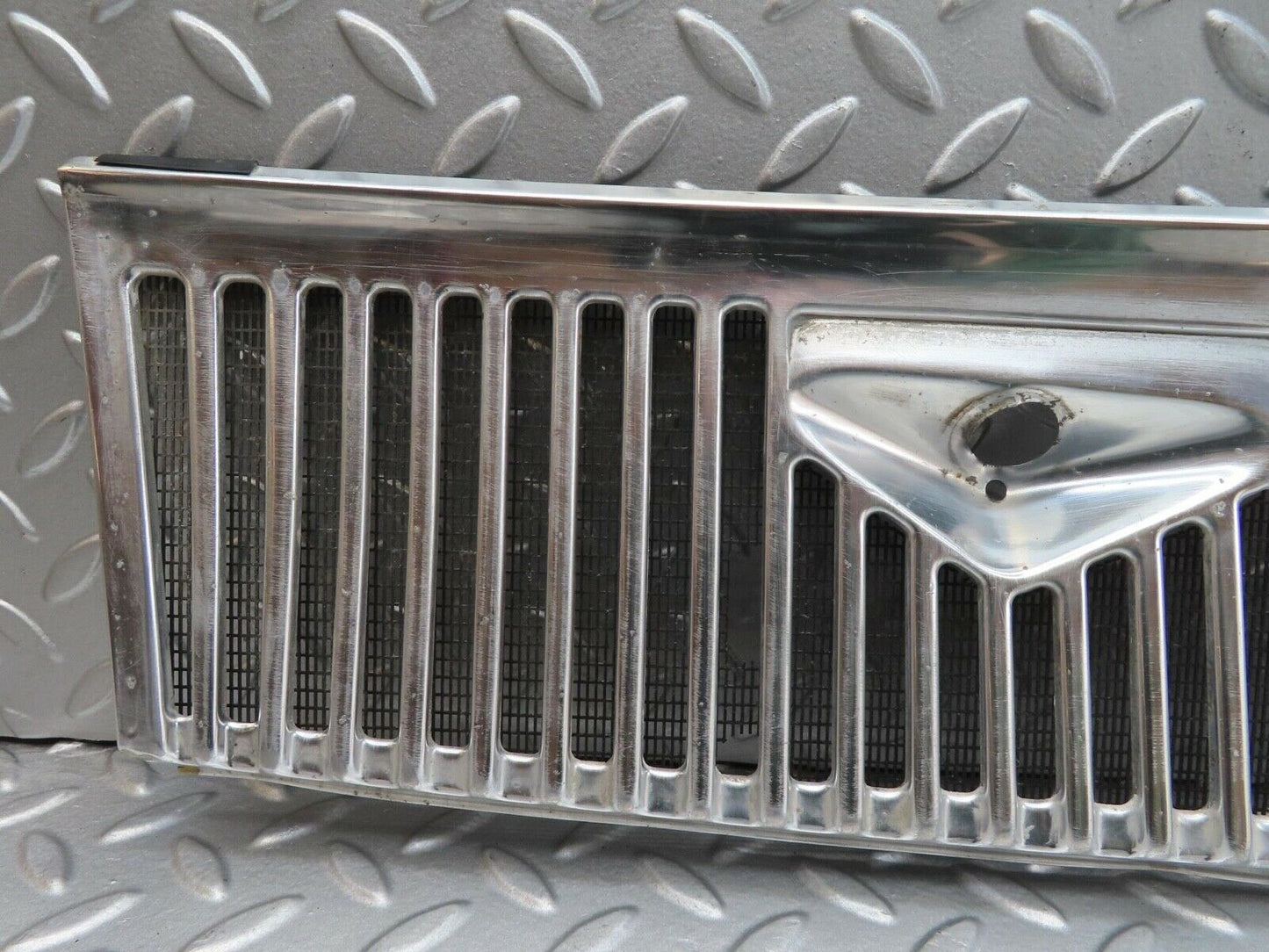 14208 Mercedes-Benz W116 350SE Air Intake Chrome Grill