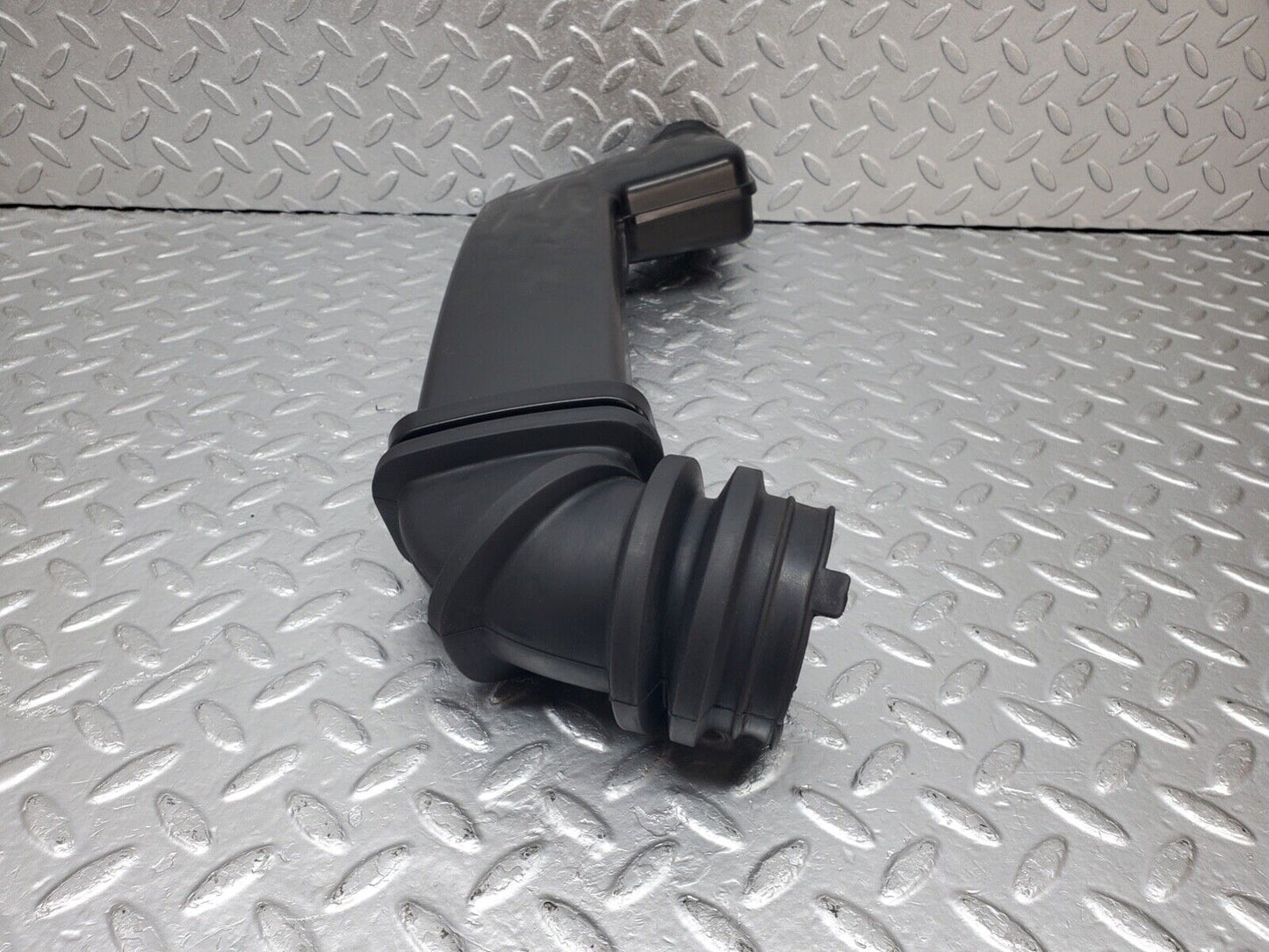 44588 Mercedes-Benz W124 220E Air Intake Pipe 1111400012 1110940091