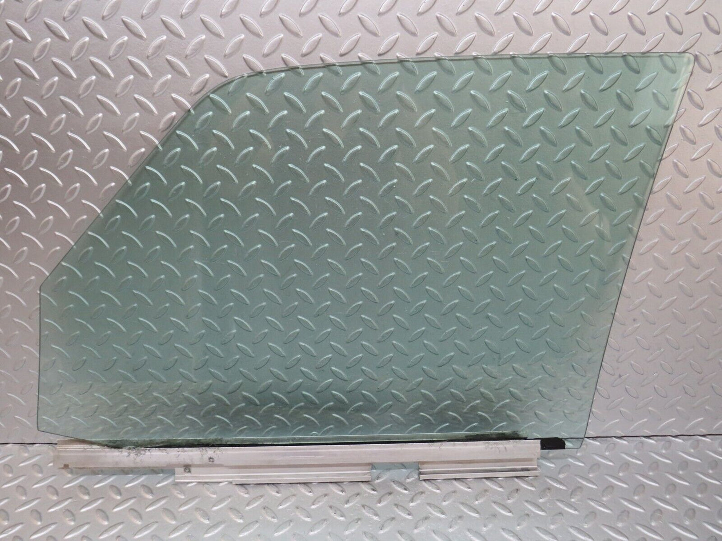 36038 Mercedes-Benz W126 420SE Front Right Door Window Glass