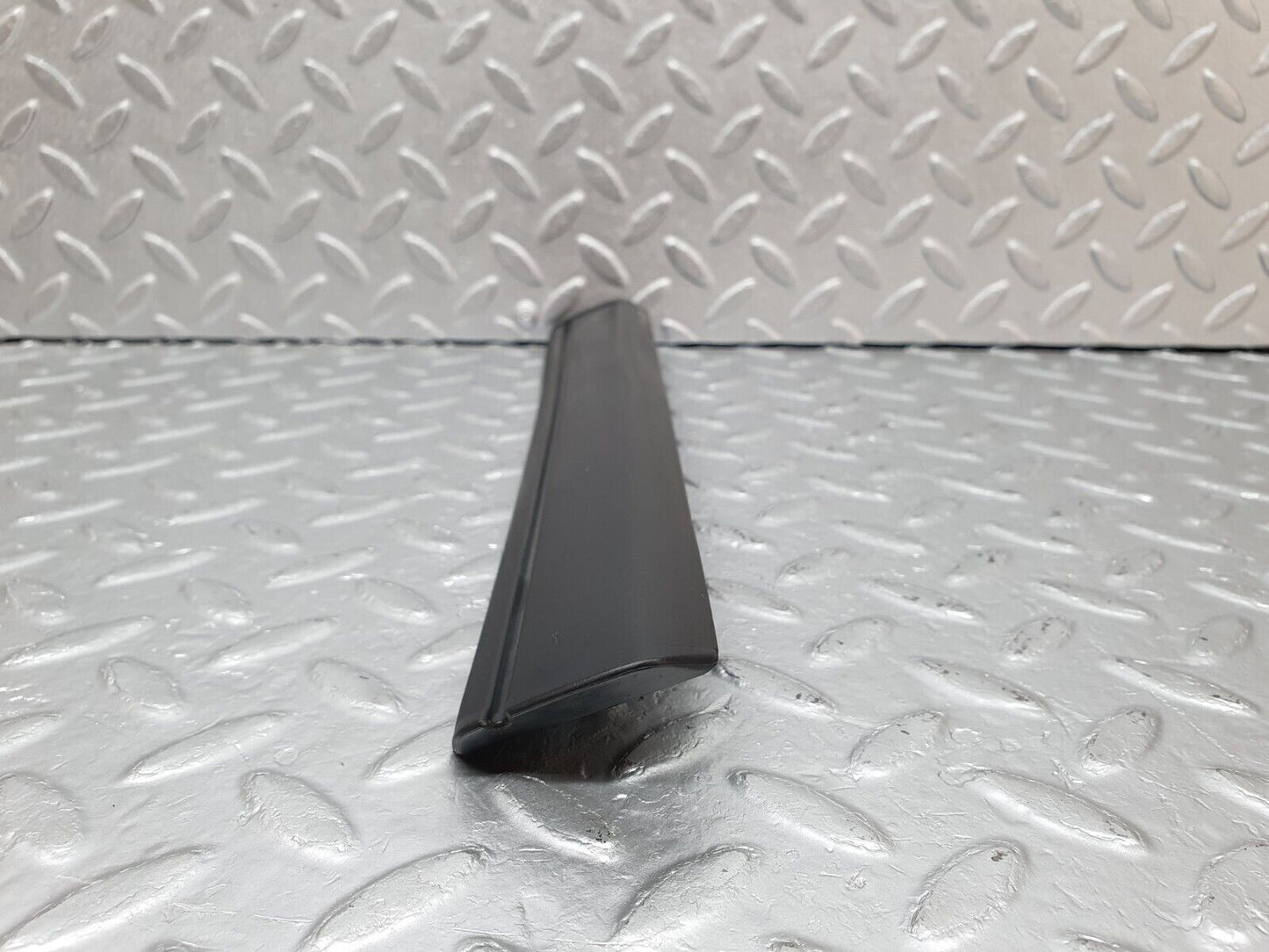 41425 Mercedes-Benz W124 200E Front Right Fender Wing Centre Moulding Trim