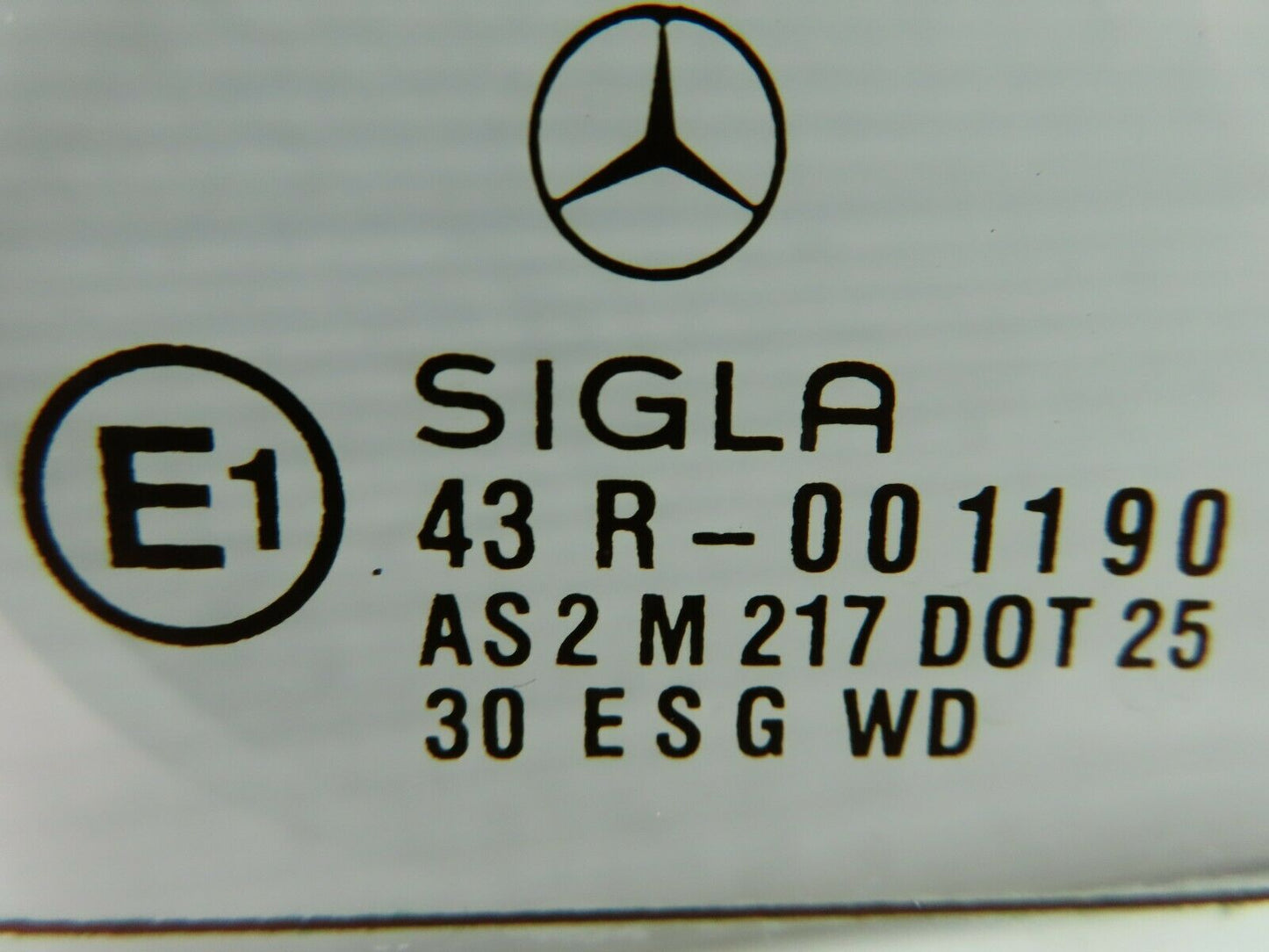 7679 Mercedes-Benz S123 230TE Wagon Heated Rear Windscreen 1237400157