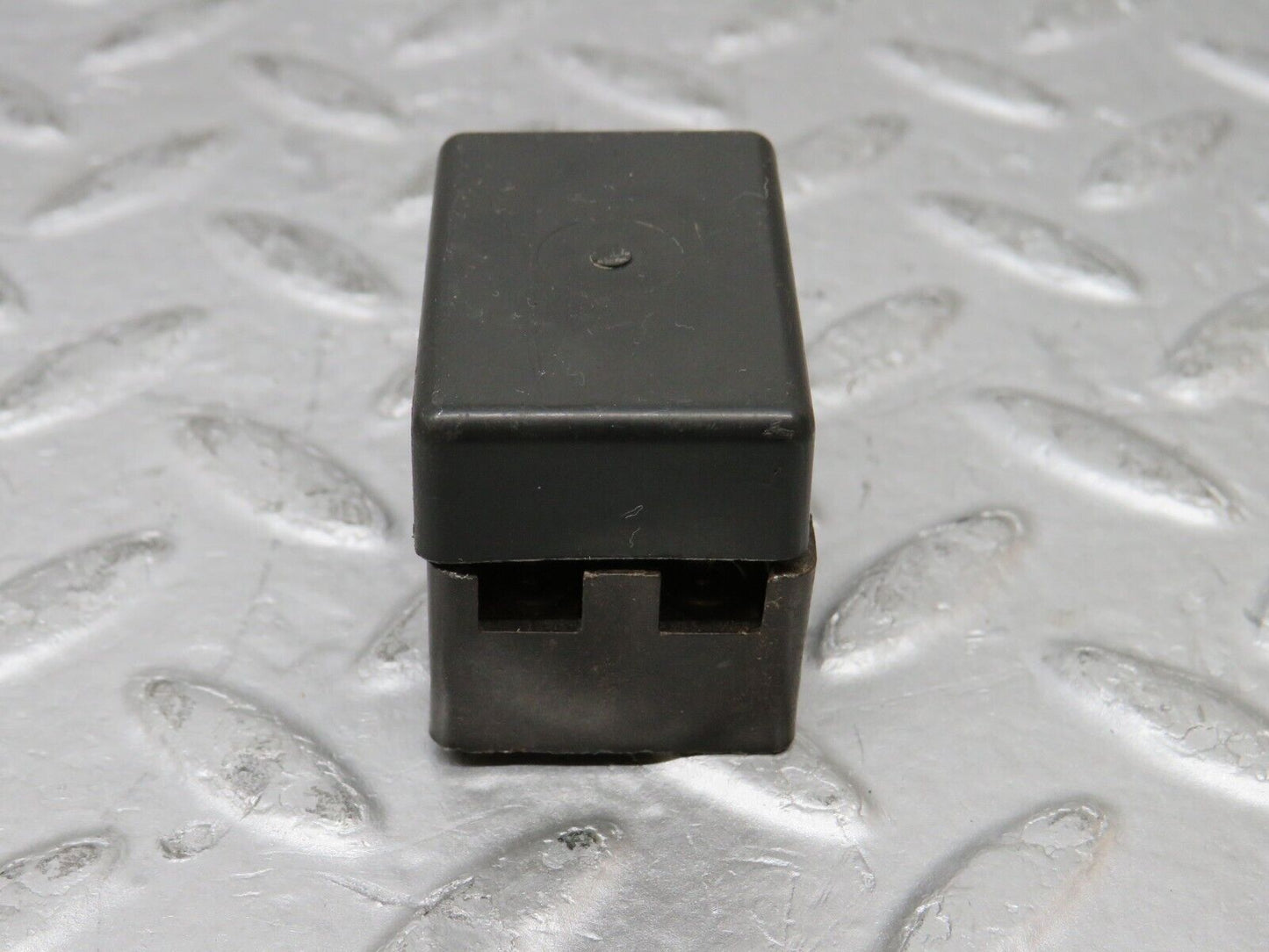 37323 Mercedes-Benz W109 300SEL Fuse Box Connector