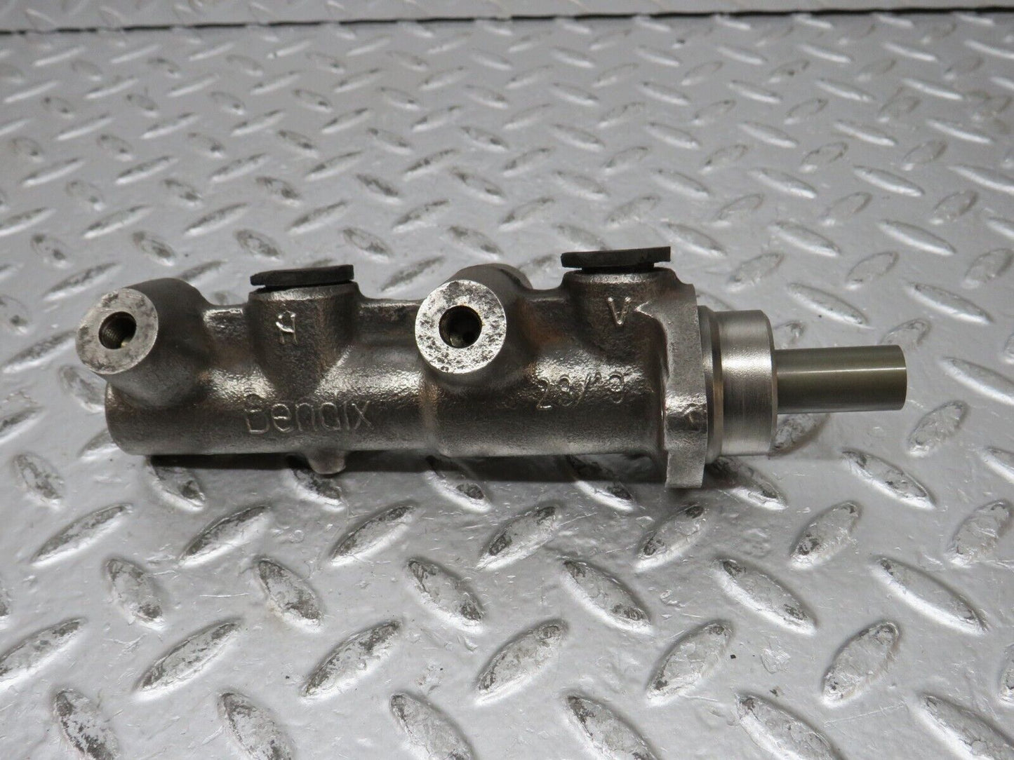 32139 Mercedes-Benz W123 230E Brake Master Cylinder Bendix