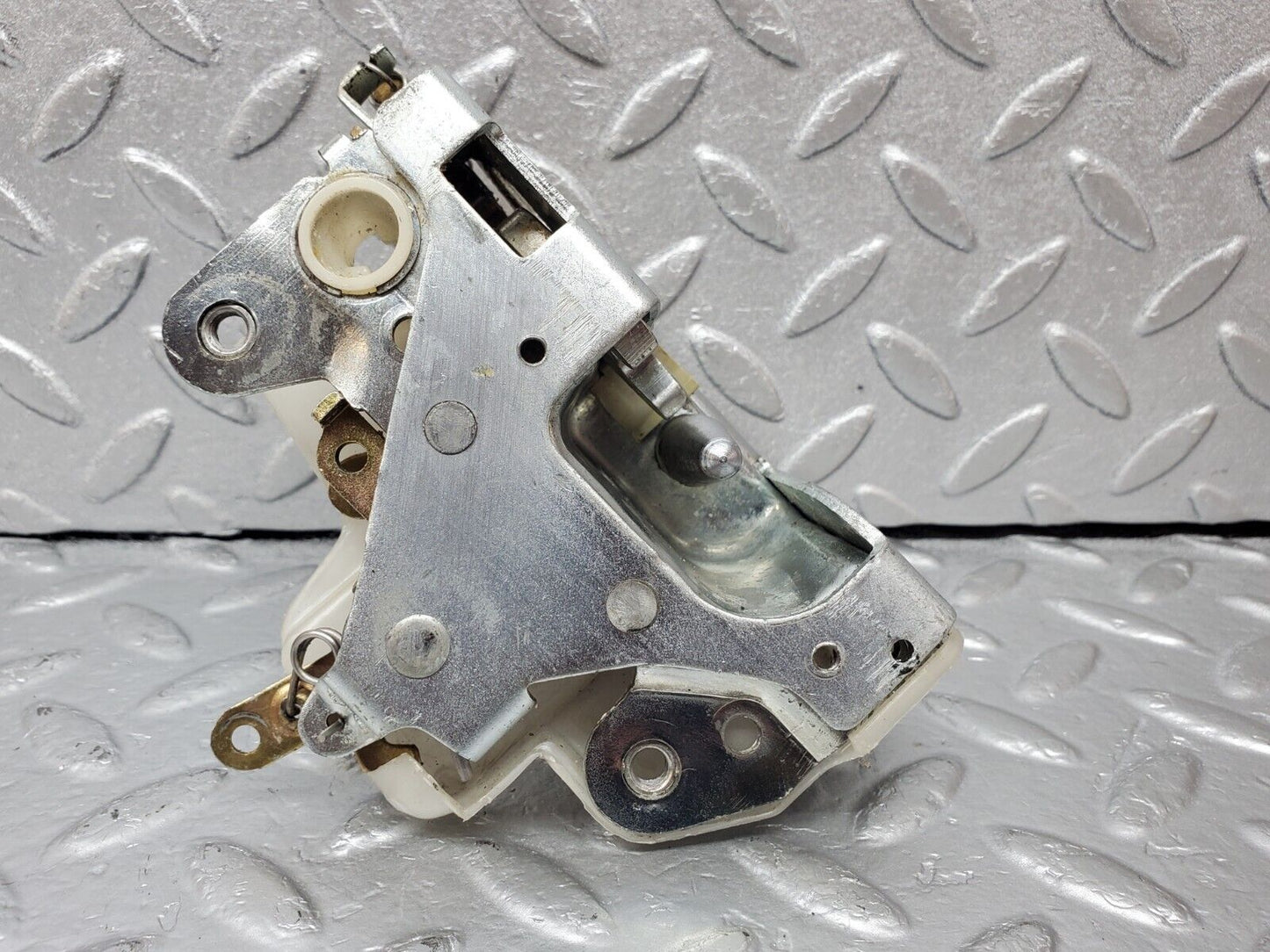 45621 Mercedes-Benz W126 420SE Front Left Door Lock Mechanism 1237230108