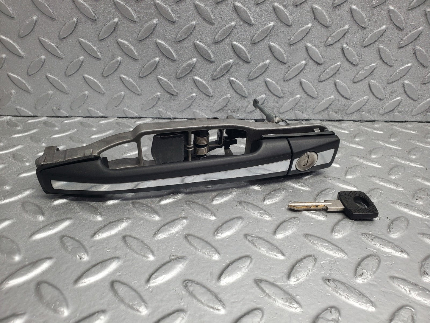 W124 Wagon left door exterior handle with key used OEM